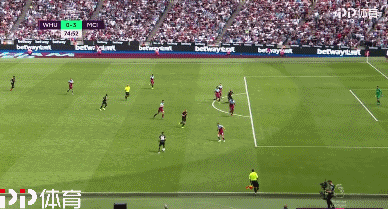 巴萨旧将：足球世界没人能达到梅西的高度，他让我们变得更好