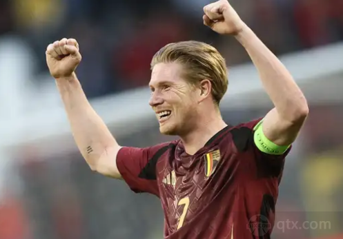 世体：梅西亲签的新秀球星卡被拍卖行估值35000欧元